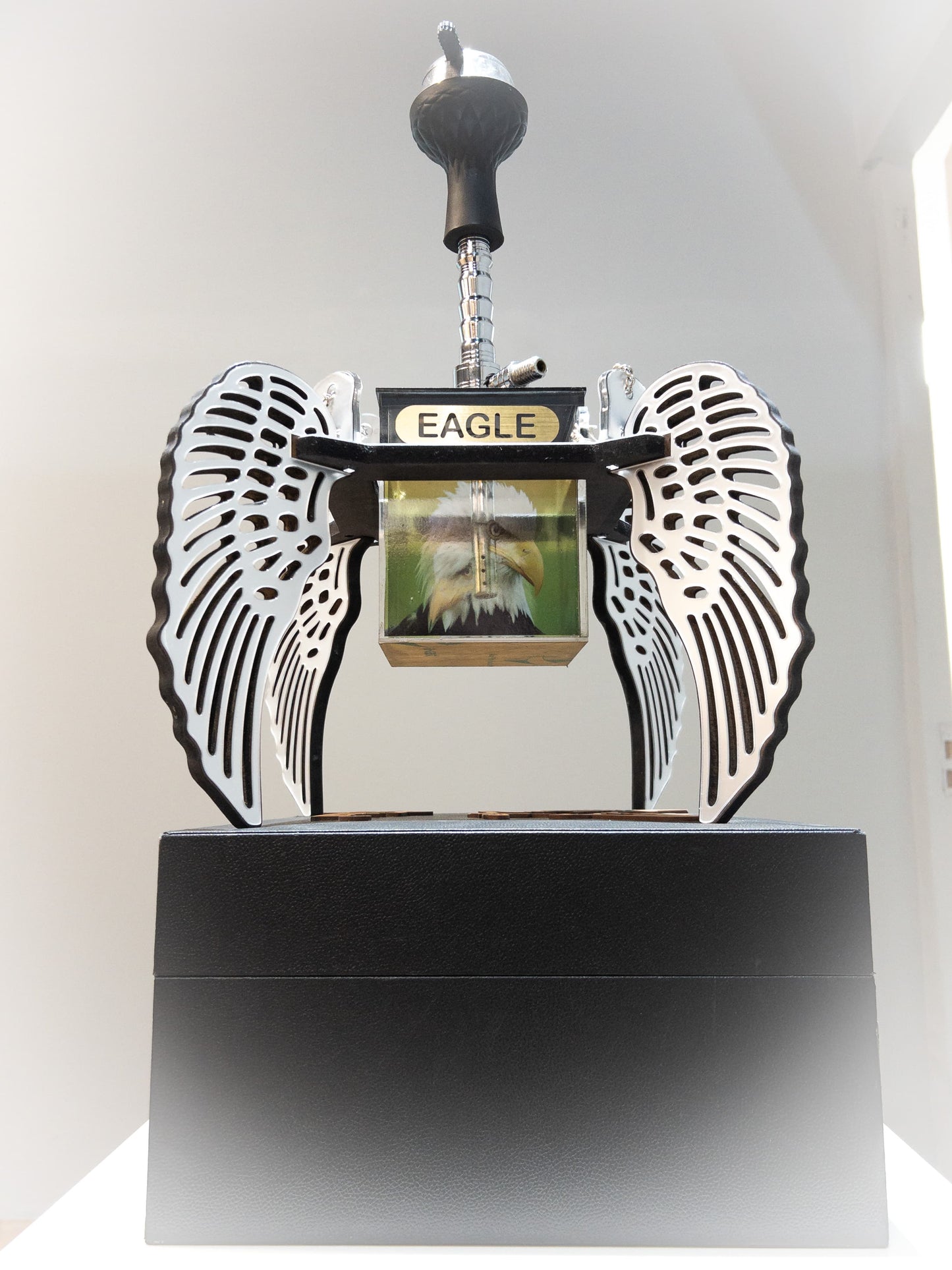 सूटकेस के साथ ईगल हुक्का - चांदी